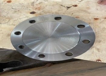 পেট্রোলিয়াম ক্লাস 300 স্টিলের ফ্ল্যাঞ্জগুলি রস্ট-প্রতিরোধী তেল পৃষ্ঠের সাথে 1/2 ′′-48 ′′ থ্রেডেড সংযোগ সহ