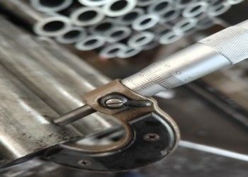 হট এক্সট্রুশন সিউমলেস স্টীল পাইপ কাটিং সার্ভিস সহ